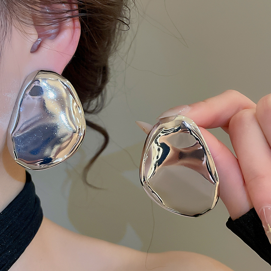 Silver needle European American cross-border metal pleated niche design, fashionable elegant earrings, light luxury and high-end feel - view 3