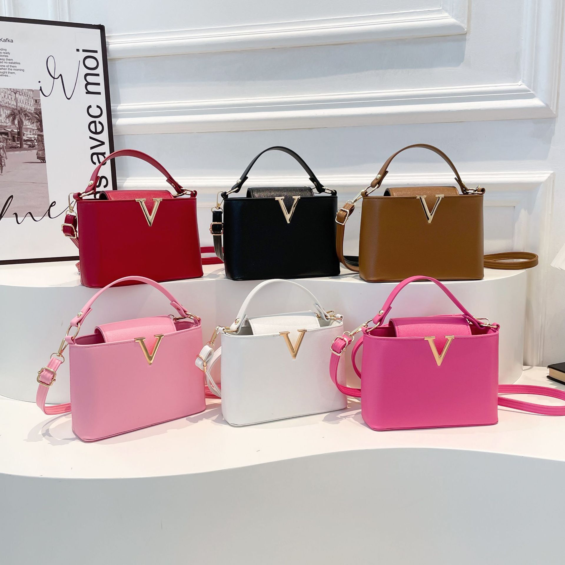 Light Luxury Women New V-shaped Fashionable Elegant Bucket Bag Large Capacity for Work Commute Handheld Shoulder