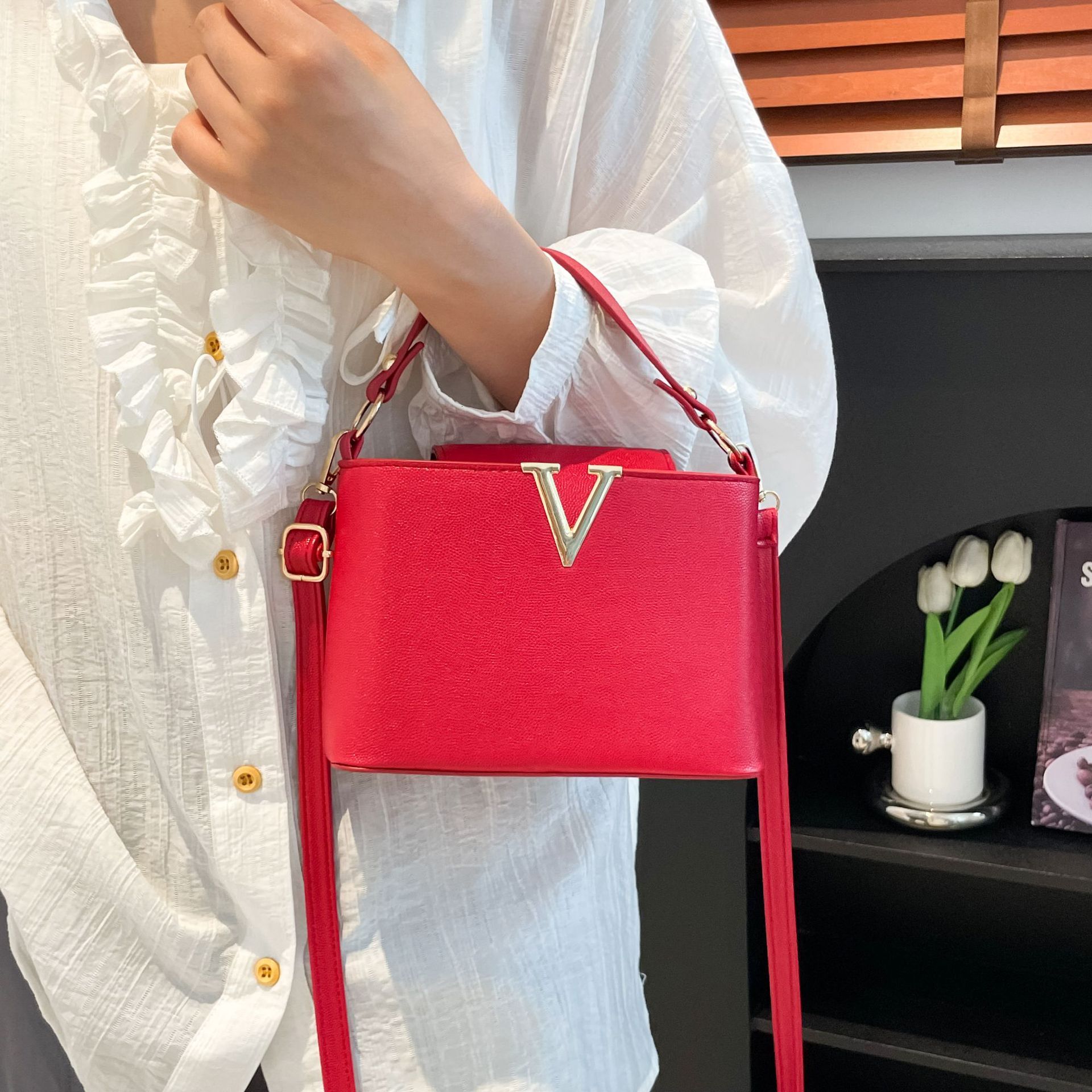 Light Luxury Women New V-shaped Fashionable Elegant Bucket Bag Large Capacity for Work Commute Handheld Shoulder