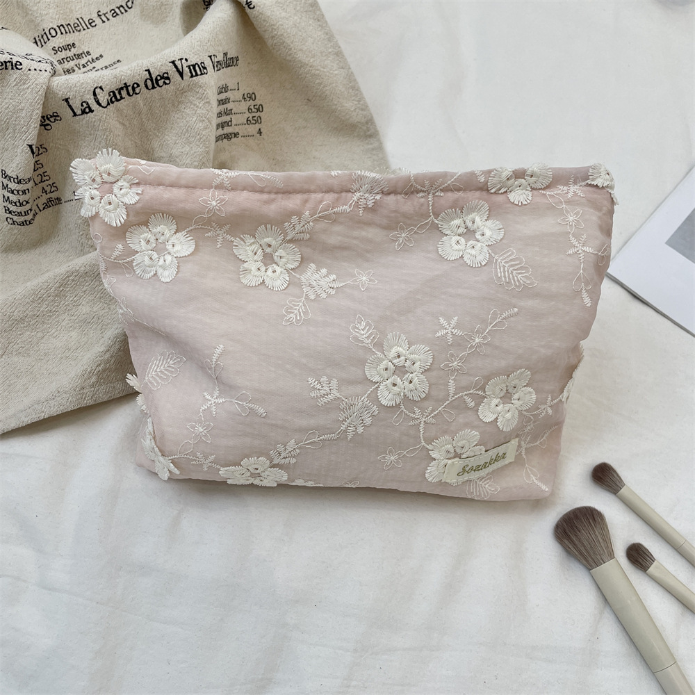 Storage Bag Ins Embossed Lace 3D Flower Four Leaf Clover Shape Large Capacity Makeup Skincare Zipper Clutch For Women