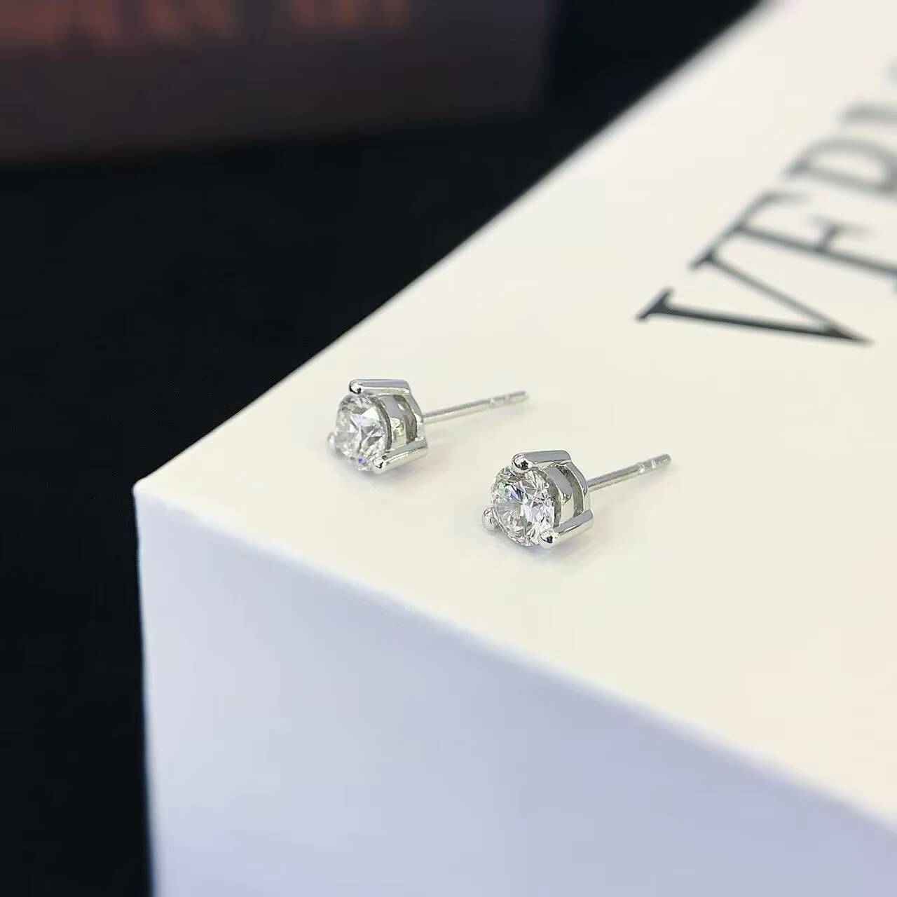 05 Carat 18K Solid Gold Lab-Created Brilliant Cut IGI Certified Womens Stud Earrings Charming Delicate Party Wedding Gift