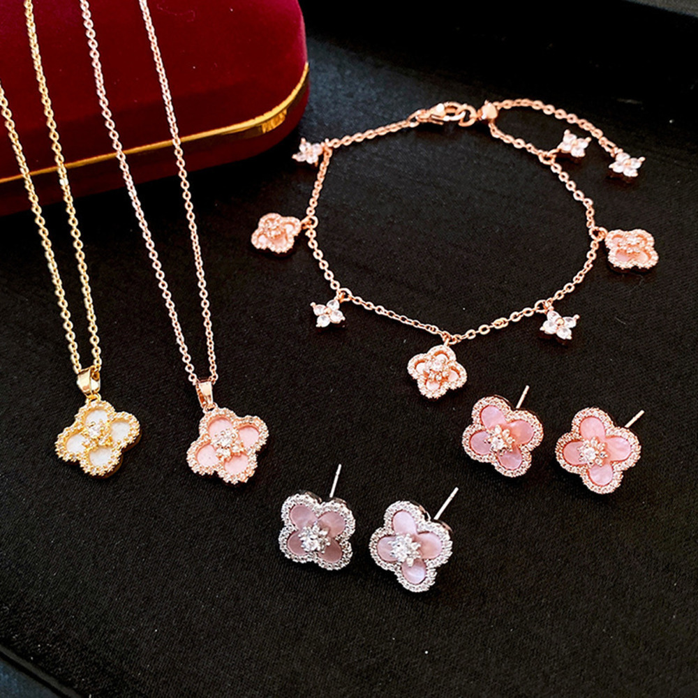Pendant Necklaces Luxury Brand Designer Jewelry Korean Style Simple Zircon Flower Necklace Light Luxury High-End Clavicle Chain For Women Exquisite Design Sense AA