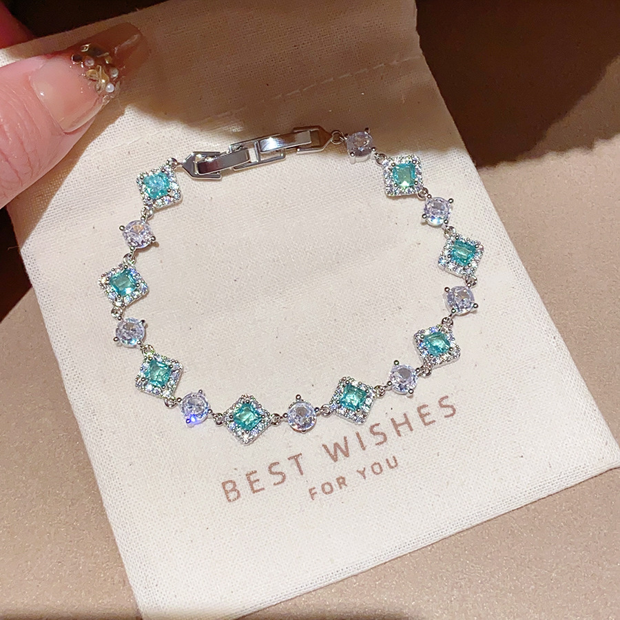 Designer Accessories - Clasp Bracelets - Simple Yet Luxurious Full Of High-end Charm A Simple Yet Fashionable Bracelet Design Exquisite Jewelry