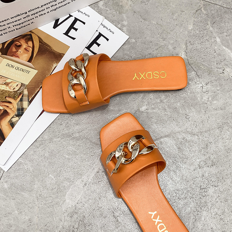 Fresh and light-weight casual flat sandals for women, made of metal, featuring a summer new style and suitable for wearing outside. One-piece sandals.