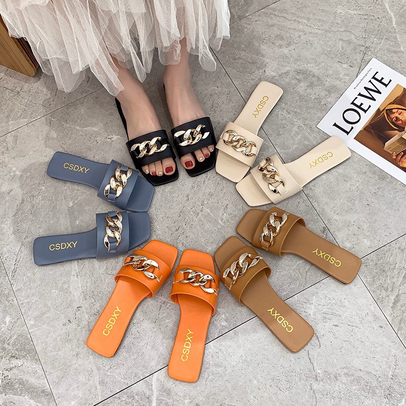 Fresh and light-weight casual flat sandals for women, made of metal, featuring a summer new style and suitable for wearing outside. One-piece sandals.