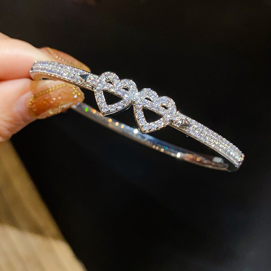 Zircon Heart-shaped Bracelet - Luxurious High-end Fashionable And Exquisite It Is A Designer Bracelet For Women And Also Suitable For Various Outfits