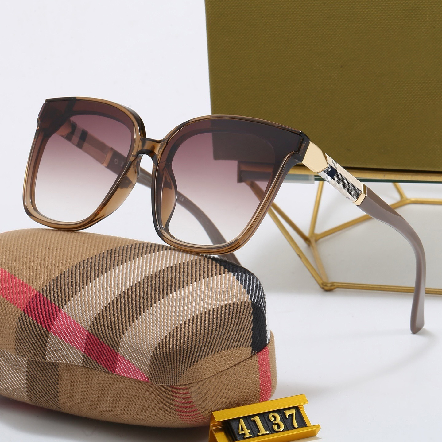 Designer Sunglasses Original Eyewear Beach Outdoor Shades PC Frame Fashion Classic Lady Mirrors for Women And Men Protection Sun Glasses
