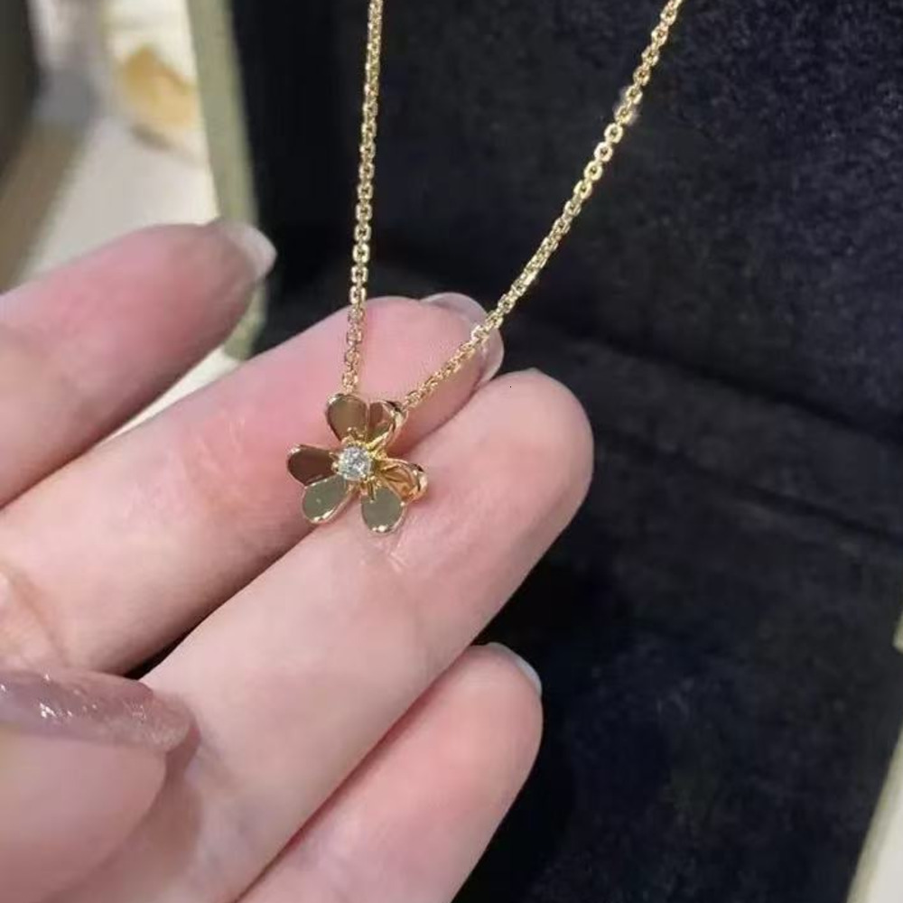 Pendant Necklaces High quality designer necklace K gold necklace with full diamond petals single diamond necklace light luxury clover necklace collarbone gift AA