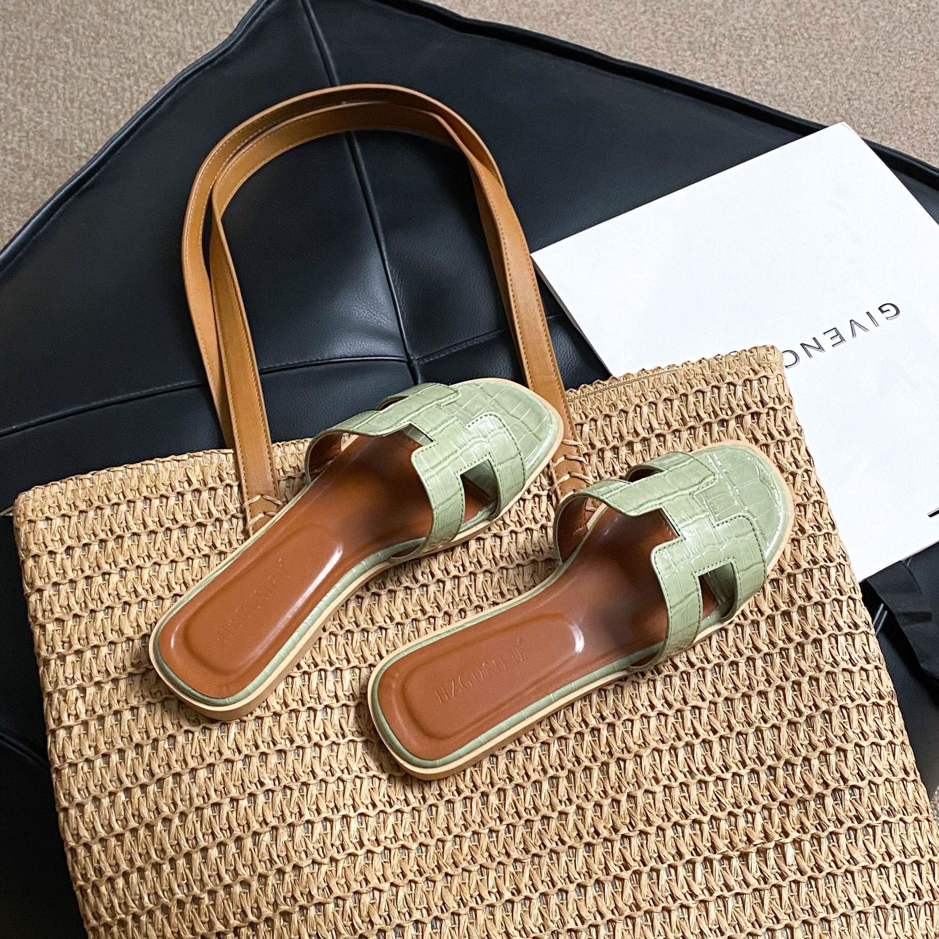 HZGUSIFU hot Free delivery Slippers Light luxury women's outdoor slippers with comfortable texture for cool outdoor wear
