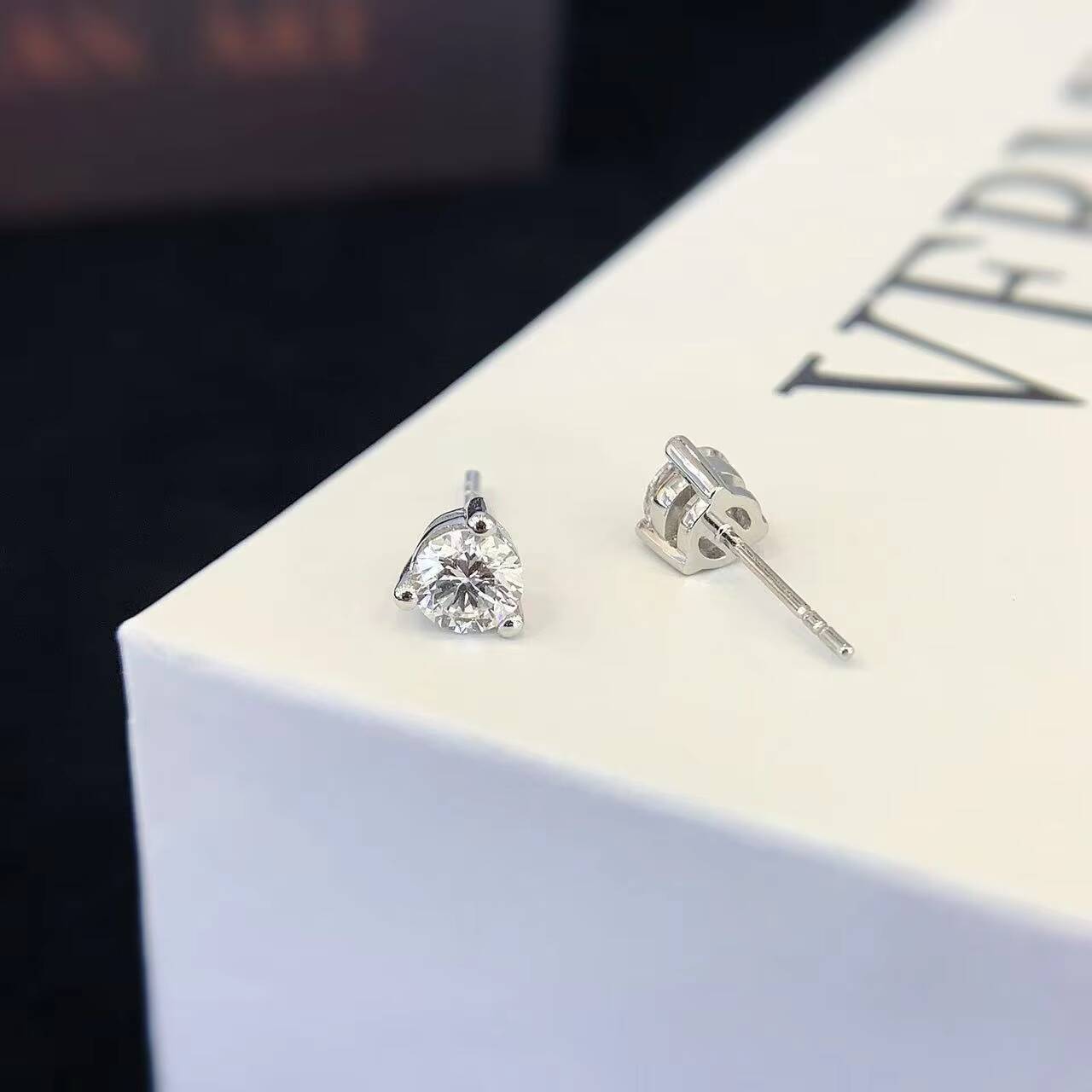 05 Carat 18K Solid Gold Lab-Created Brilliant Cut IGI Certified Womens Stud Earrings Charming Delicate Party Wedding Gift