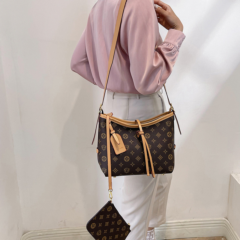 High-end 2026 new model European and American print vintage women's casual versatile large-capacity shoulder bag