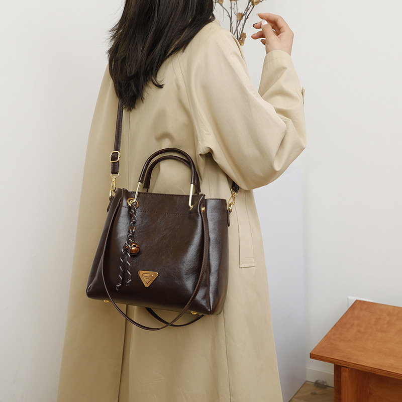 Advanced texture tote bag for women 2026 new winter versatile single shoulder crossbody armpit hand-held bucket bag