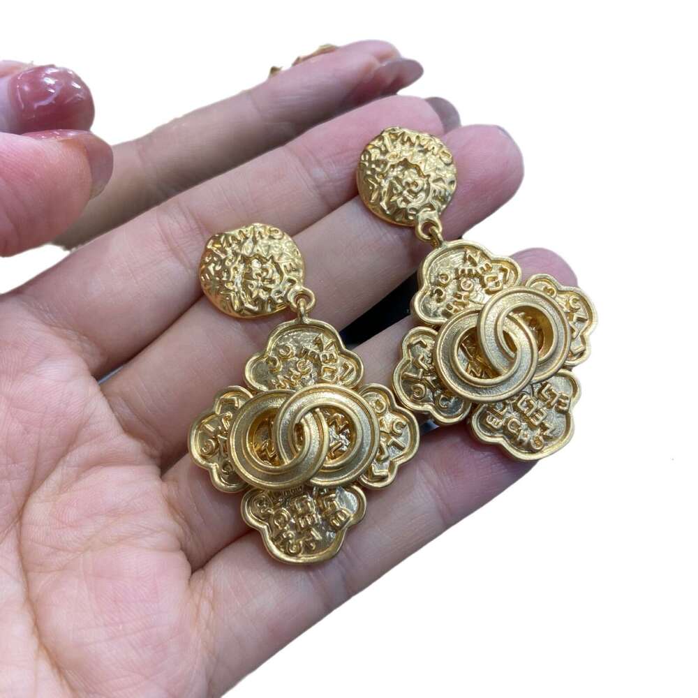 Vintage Gold Plated Letter C Earrings Luxury Clip On Earrings High End Fashion Jewelry For Women Party Wholesale