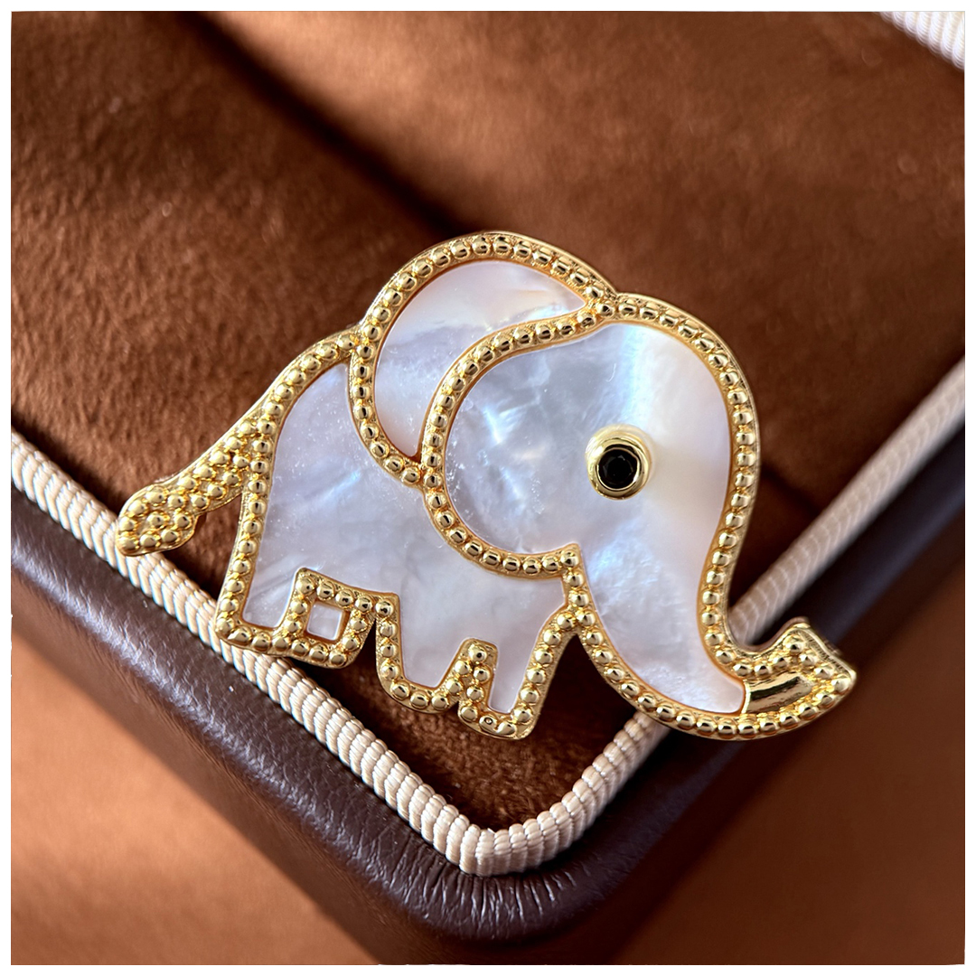 Designer Brooch for Women Elephant Brooch Luxury Jewlery Designer for Women Elegant Timeless Sparkling Statement Gift Premium Exclusive Classic Style 