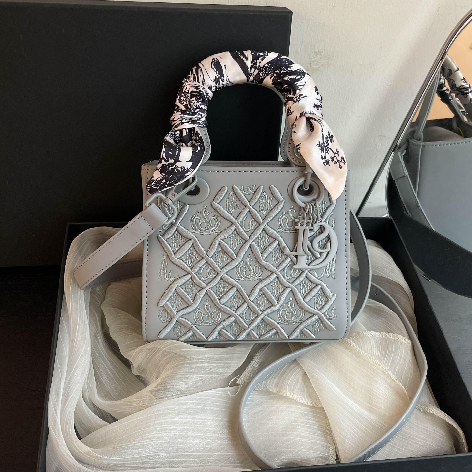 new Free delivery luxury shoulder bag Fashionable and gentle women's handbag commuting shoulder bag crossbody bag