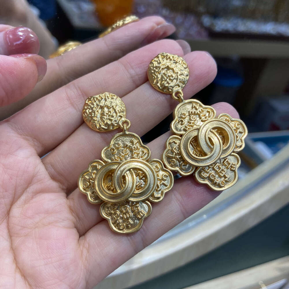 Vintage Gold Plated Letter C Earrings Luxury Clip On Earrings High End Fashion Jewelry For Women Party Wholesale