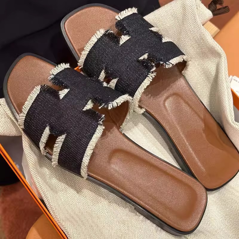 2026 Summer New Edded Square Head Designer Flat Slippers Trendy Fashion Versatile Sandals for Women