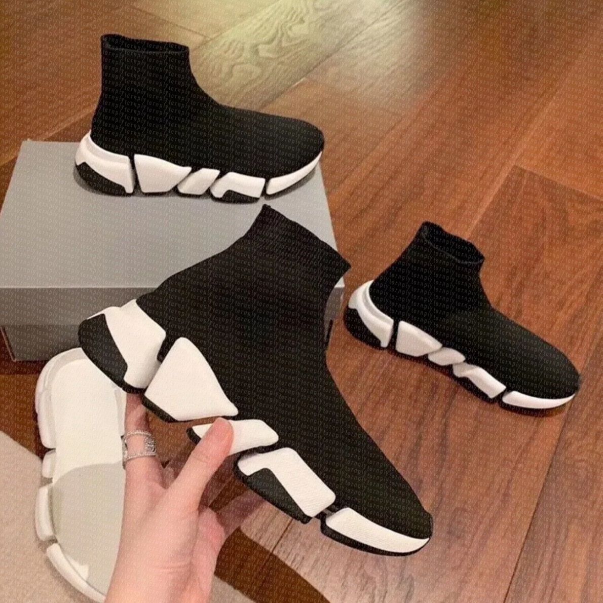 Designer casual sock shoes men women Graffiti White Black Red Beige Pink Clear Sole Lace-up Neon Yellow socks speed runner trainers flat platform knit sneakers 01
