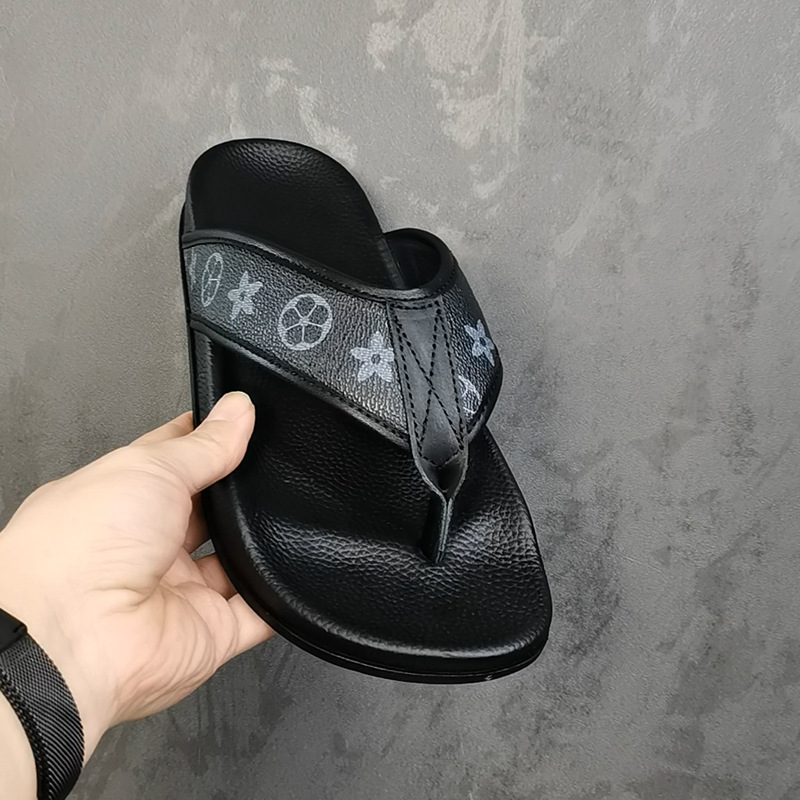 fashion slippers 2026 Men's Luxury Monogram Print Leather Flip Flops Fashion Black White Thong Sandals for Summer Beach free shipping 38-45