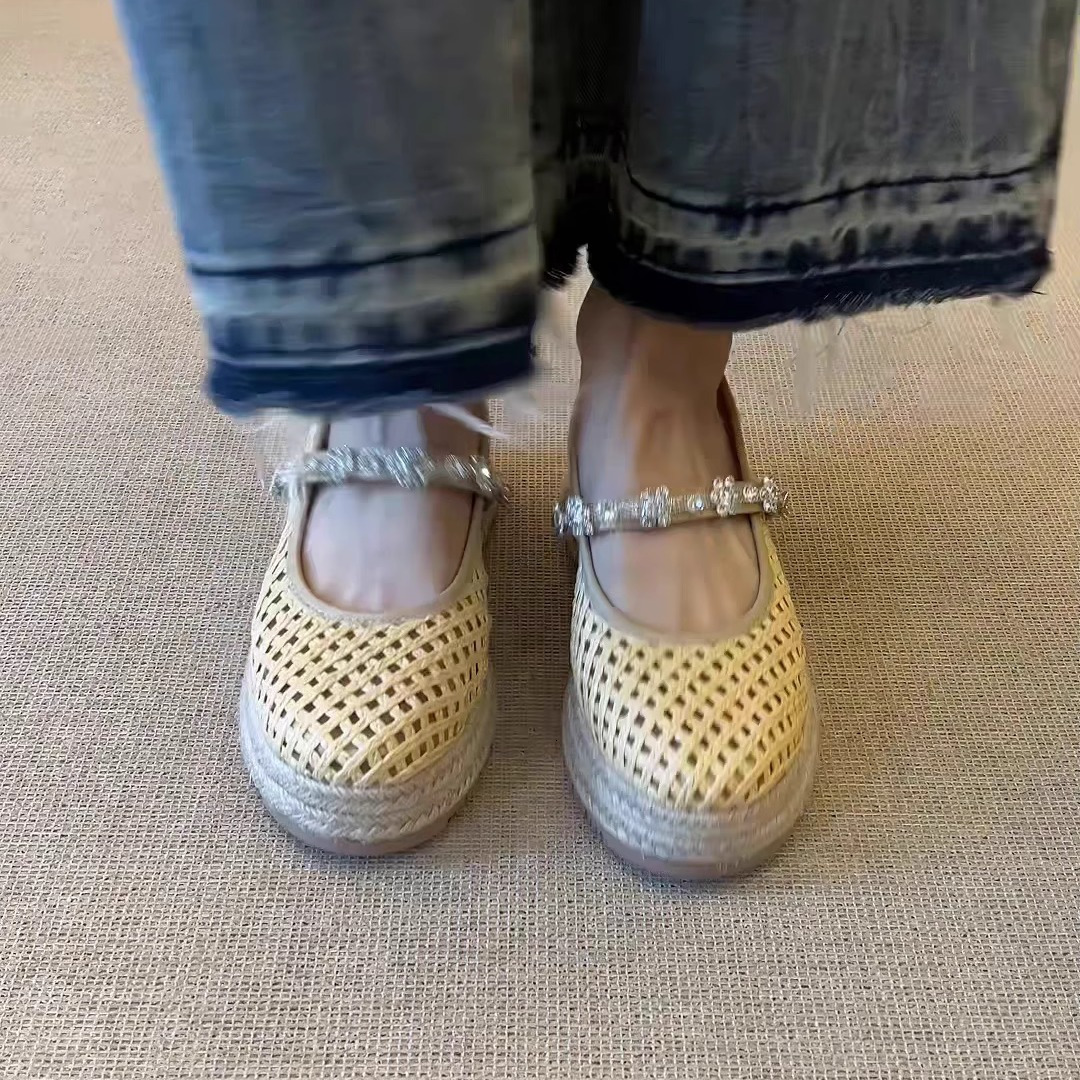 2025 new summer hollowed out thick soled Roman sandals for women, woven with grass and featuring high slope heels and soft soled single shoes