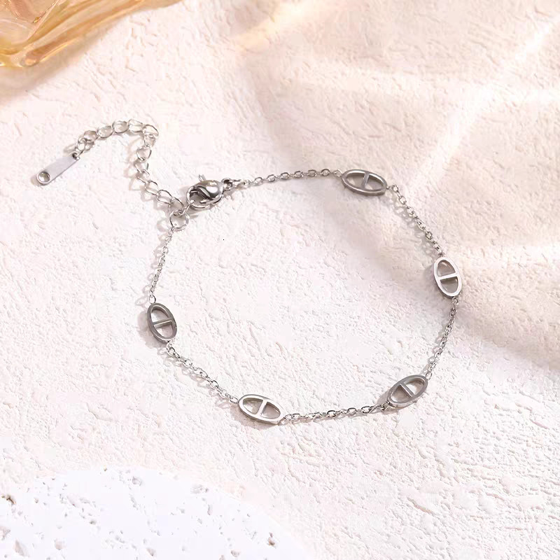 Designer Titanium and Steel Pig Nose Women's Bracelet Bracelet Designer on Instagram, Niche Jewelry, Fashionable and Versatile Hand Accessories