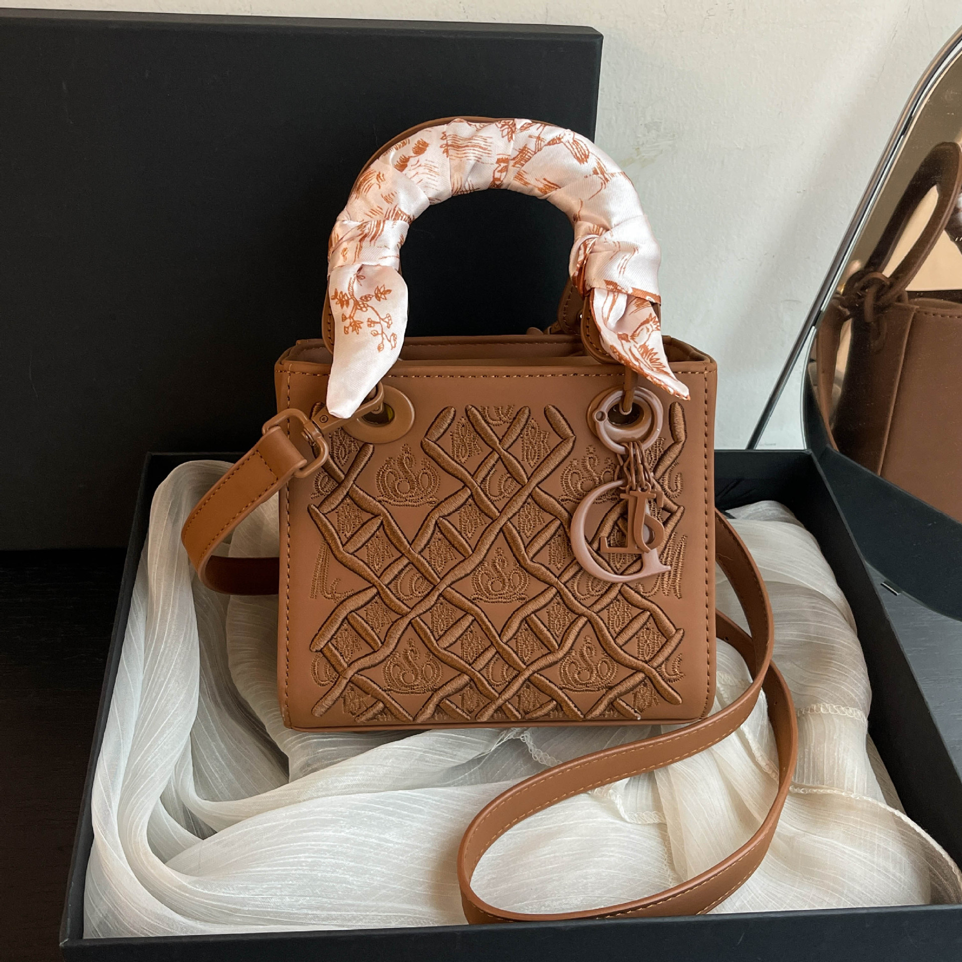 new Free delivery luxury shoulder bag Fashionable and gentle women's handbag commuting shoulder bag crossbody bag