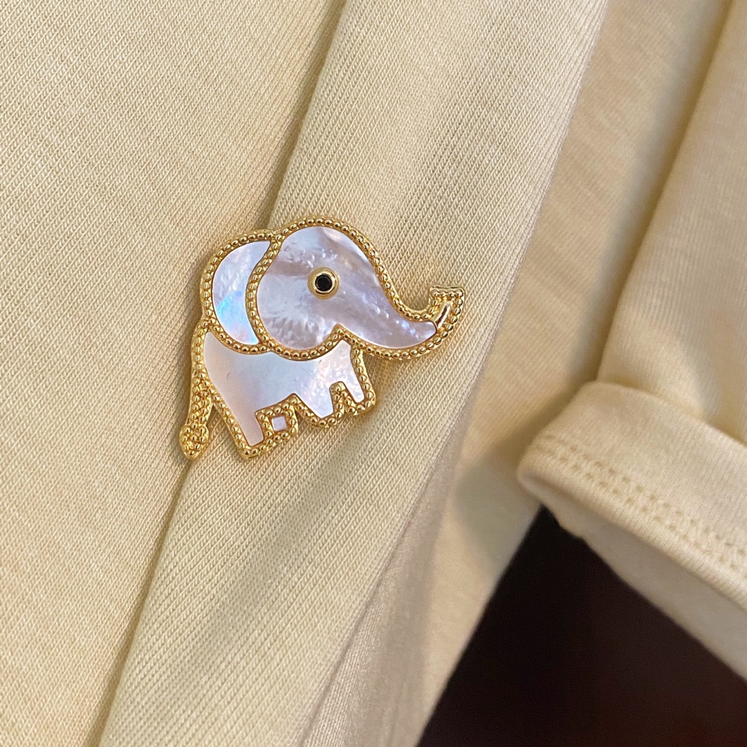 Designer Brooch for Women Elephant Brooch Luxury Jewlery Designer for Women Elegant Timeless Sparkling Statement Gift Premium Exclusive Classic Style