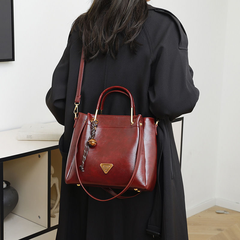Advanced texture tote bag for women 2026 new winter versatile single shoulder crossbody armpit hand-held bucket bag