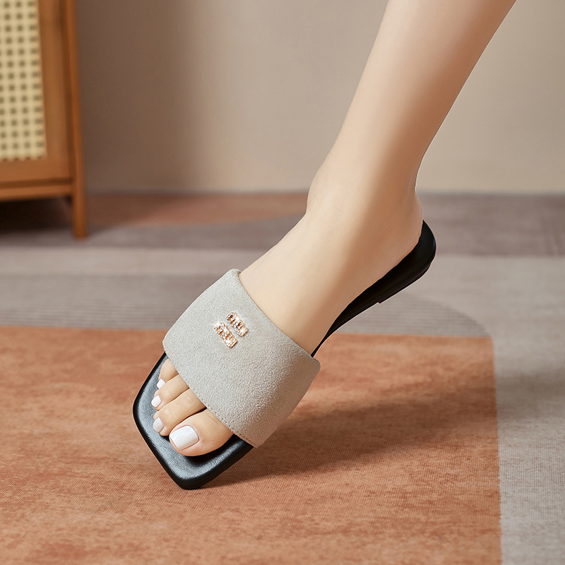 2026 Summer New Designer Fashionable Leisure Classic Letter Flat Slippers Outdoor Home Beach Sandals for Women