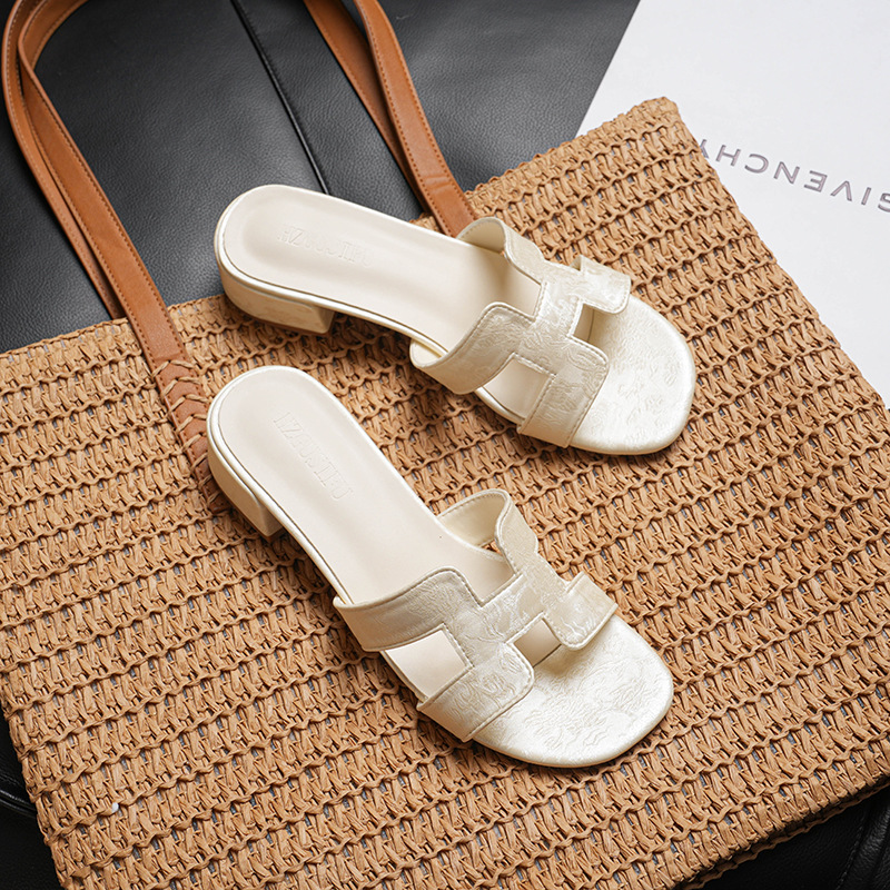 HZGUSIFU Free shipping designer shoes Women's Slippers 2026 New Summer Fashion Versatile Flat Sandals for Beach Travel and Casual Fashionable whi