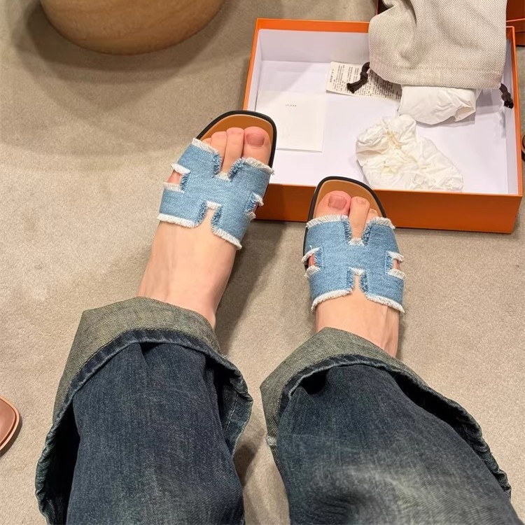 2026 Summer New Edded Square Head Designer Flat Slippers Trendy Fashion Versatile Sandals for Women