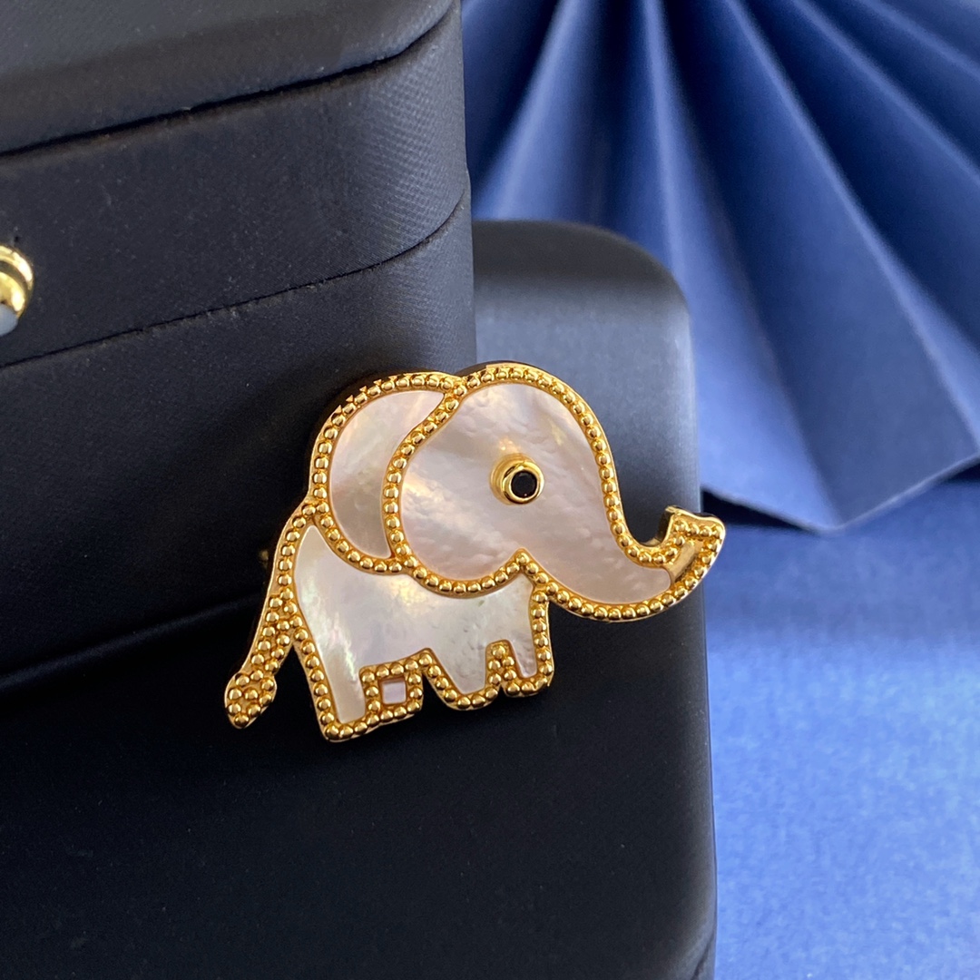Designer Brooch for Women Elephant Brooch Luxury Jewlery Designer for Women Elegant Timeless Sparkling Statement Gift Premium Exclusive Classic Style