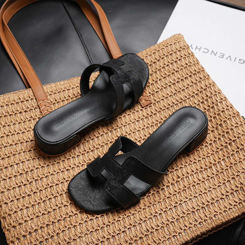 HZGUSIFU Free shipping designer shoes Women's Slippers 2026 New Summer Fashion Versatile Flat Sandals for Beach Travel and Casual Fashionable whi