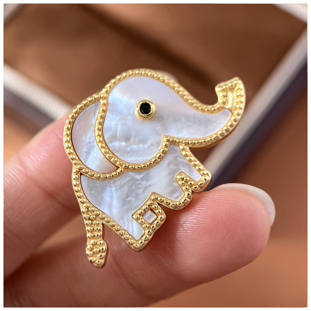 Designer Brooch for Women Elephant Brooch Luxury Jewlery Designer for Women Elegant Timeless Sparkling Statement Gift Premium Exclusive Classic Style 