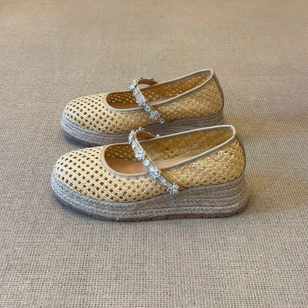 2025 new summer hollowed out thick soled Roman sandals for women, woven with grass and featuring high slope heels and soft soled single shoes