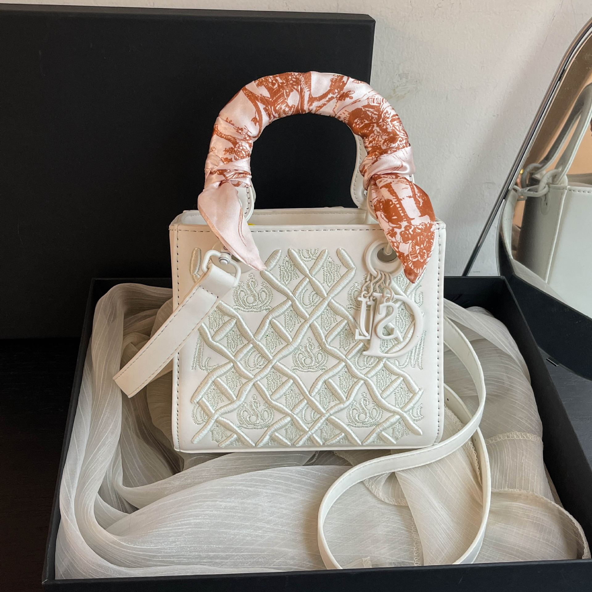 new Free delivery luxury shoulder bag Fashionable and gentle women's handbag commuting shoulder bag crossbody bag