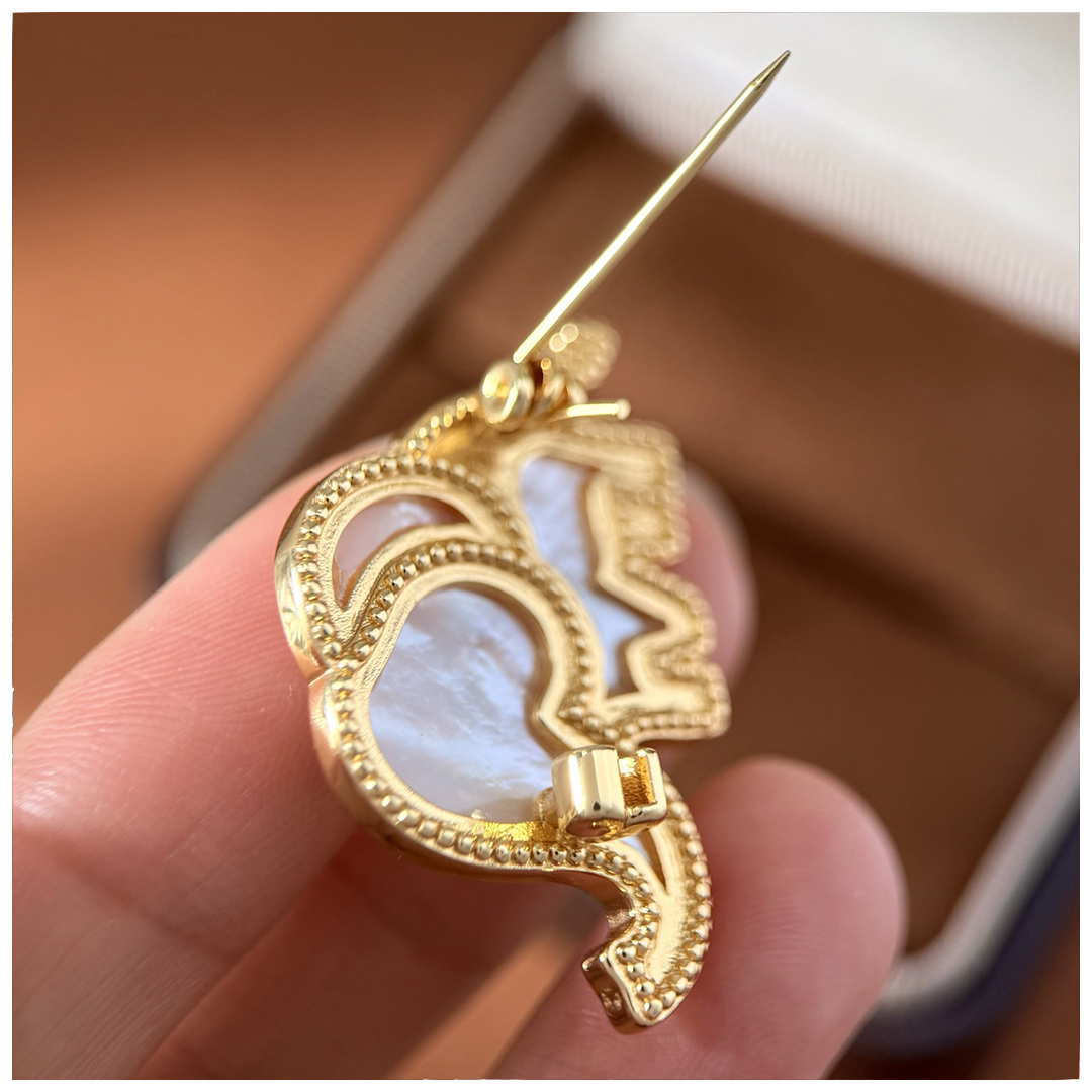 Designer Brooch for Women Elephant Brooch Luxury Jewlery Designer for Women Elegant Timeless Sparkling Statement Gift Premium Exclusive Classic Style 