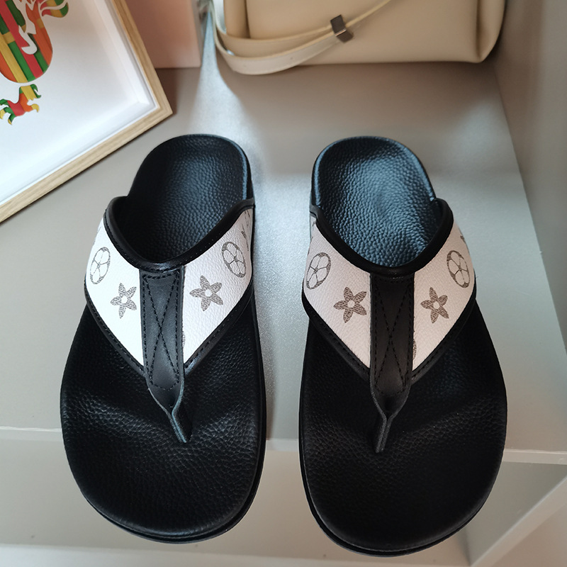fashion slippers 2026 Men's Luxury Monogram Print Leather Flip Flops Fashion Black White Thong Sandals for Summer Beach free shipping 38-45