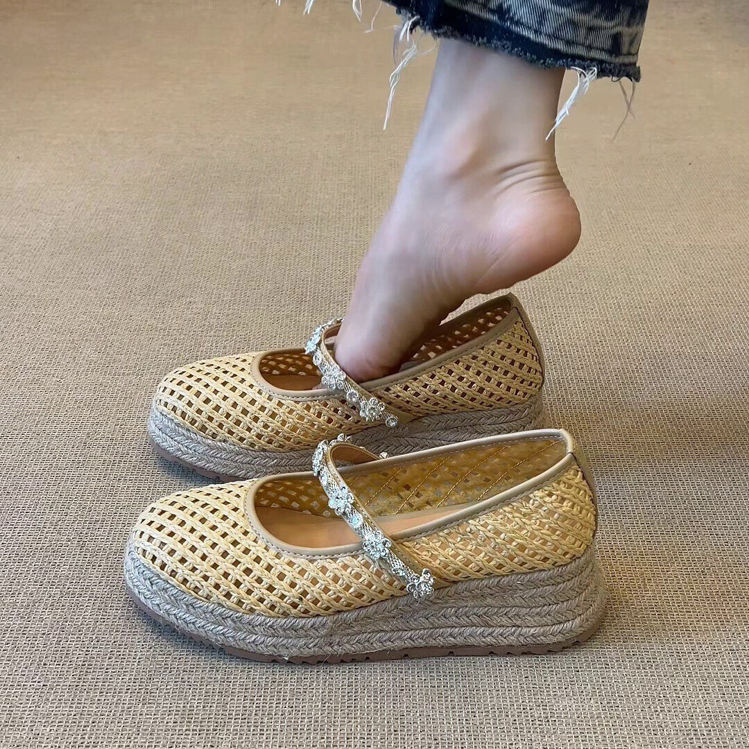 2025 new summer hollowed out thick soled Roman sandals for women, woven with grass and featuring high slope heels and soft soled single shoes
