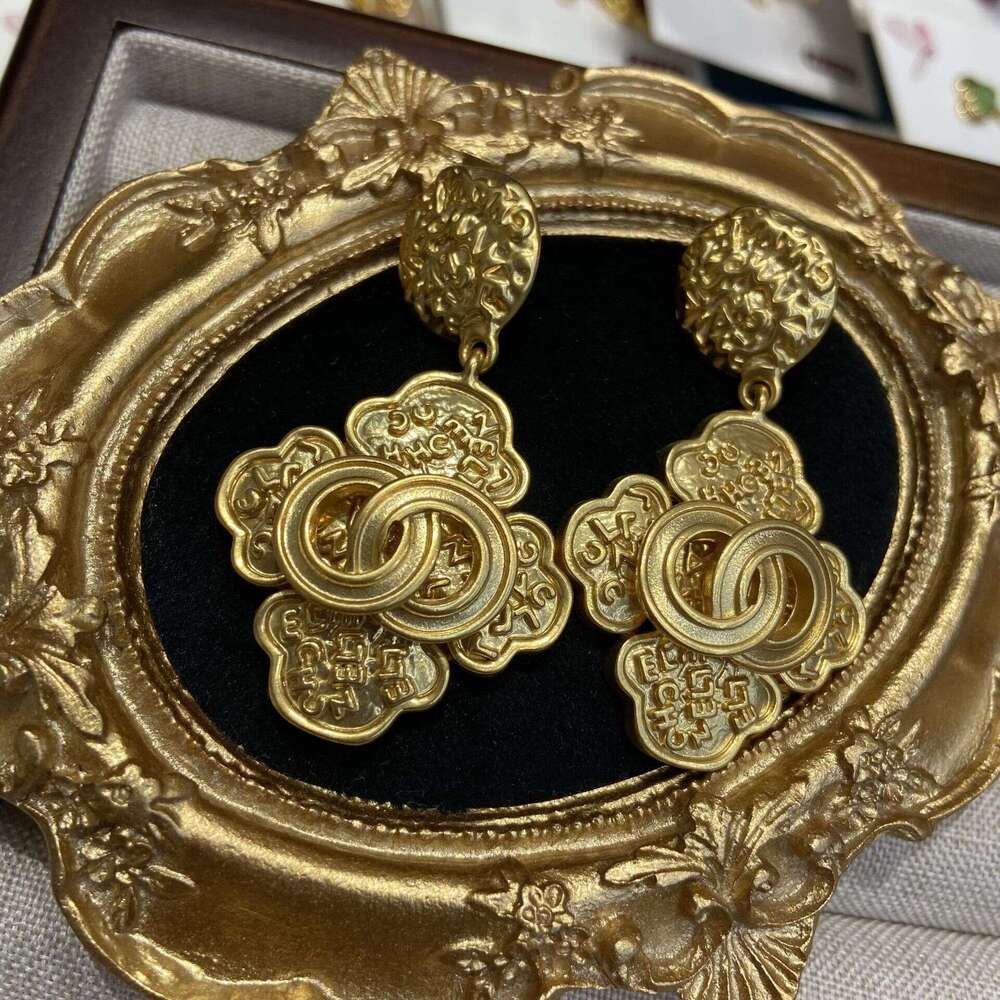 Vintage Gold Plated Letter C Earrings Luxury Clip On Earrings High End Fashion Jewelry For Women Party Wholesale