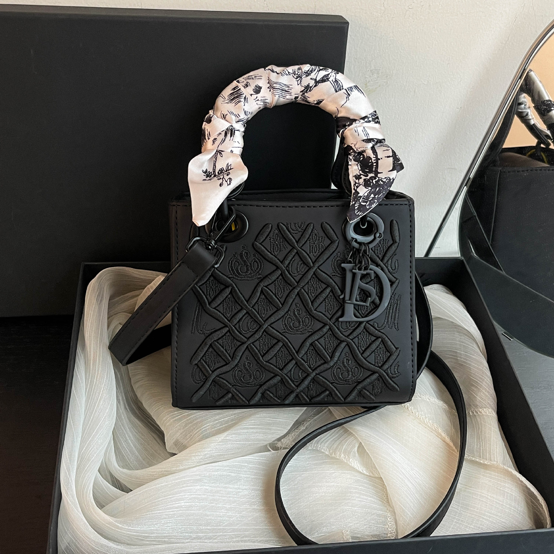 new Free delivery luxury shoulder bag Fashionable and gentle women's handbag commuting shoulder bag crossbody bag