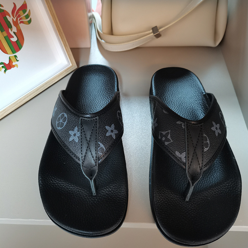 fashion slippers 2026 Men's Luxury Monogram Print Leather Flip Flops Fashion Black White Thong Sandals for Summer Beach free shipping 38-45