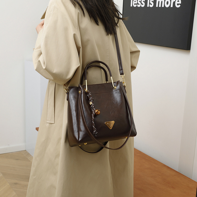 Advanced texture tote bag for women 2026 new winter versatile single shoulder crossbody armpit hand-held bucket bag
