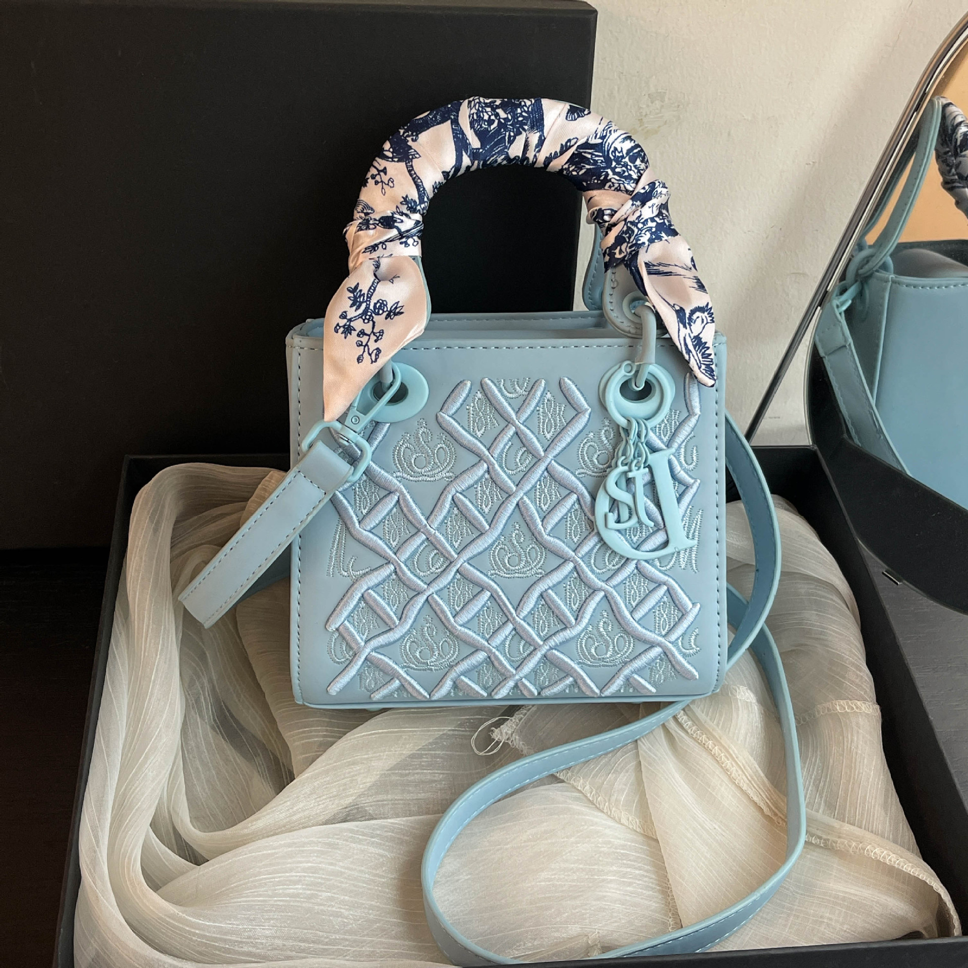 new Free delivery luxury shoulder bag Fashionable and gentle women's handbag commuting shoulder bag crossbody bag