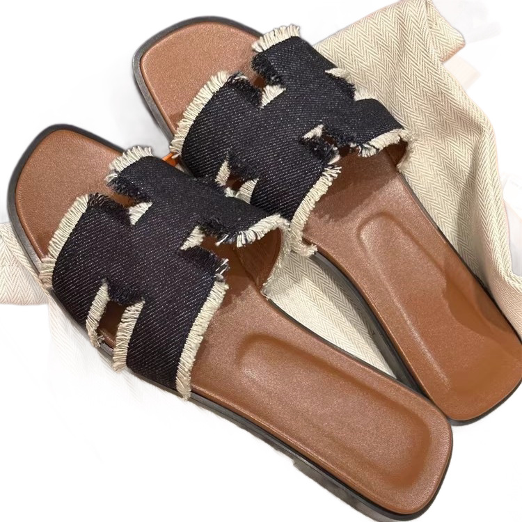 2026 Summer New Edded Square Head Designer Flat Slippers Trendy Fashion Versatile Sandals for Women