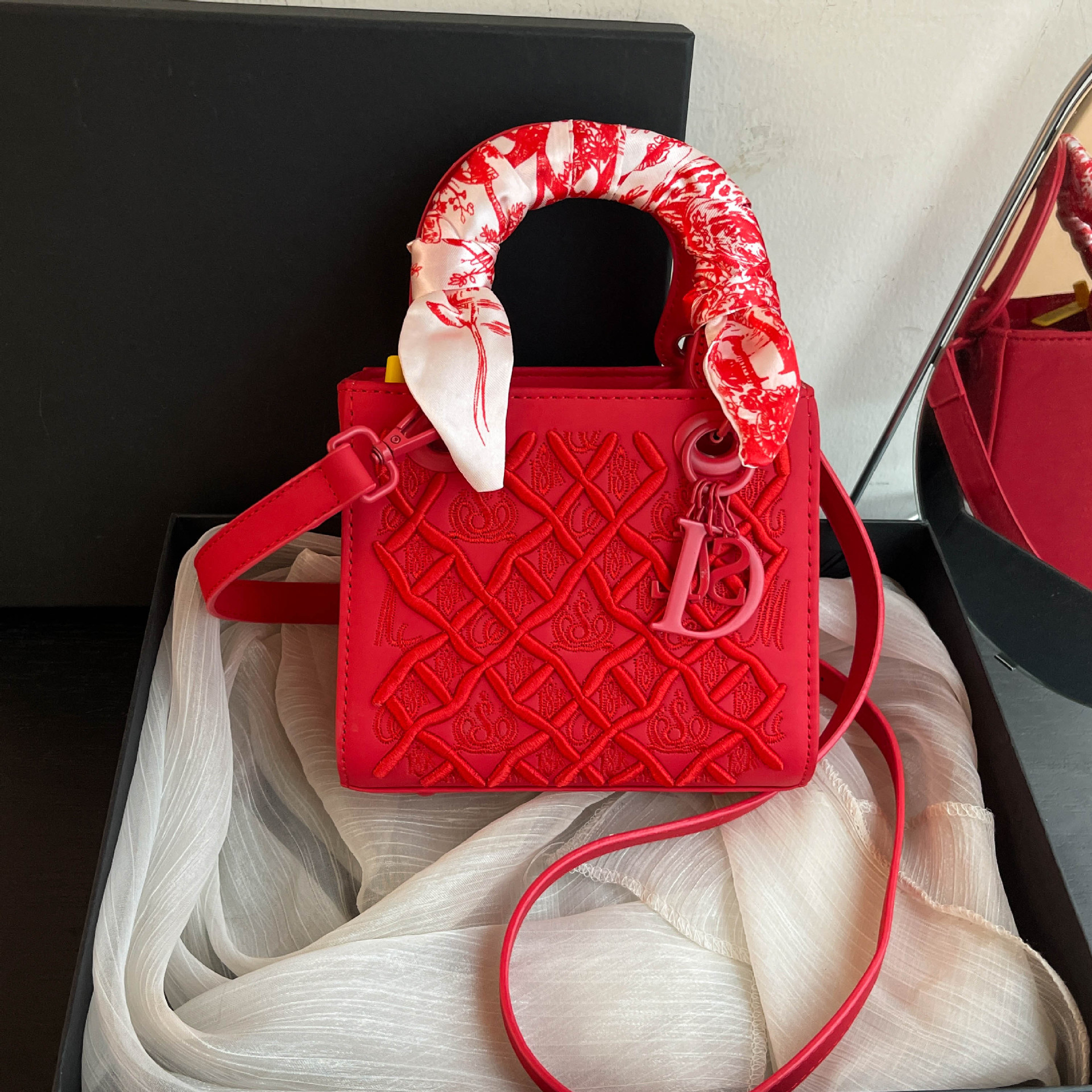 new Free delivery luxury shoulder bag Fashionable and gentle women's handbag commuting shoulder bag crossbody bag