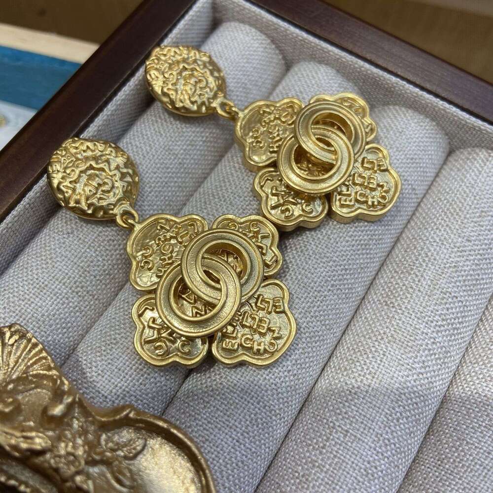 Vintage Gold Plated Letter C Earrings Luxury Clip On Earrings High End Fashion Jewelry For Women Party Wholesale