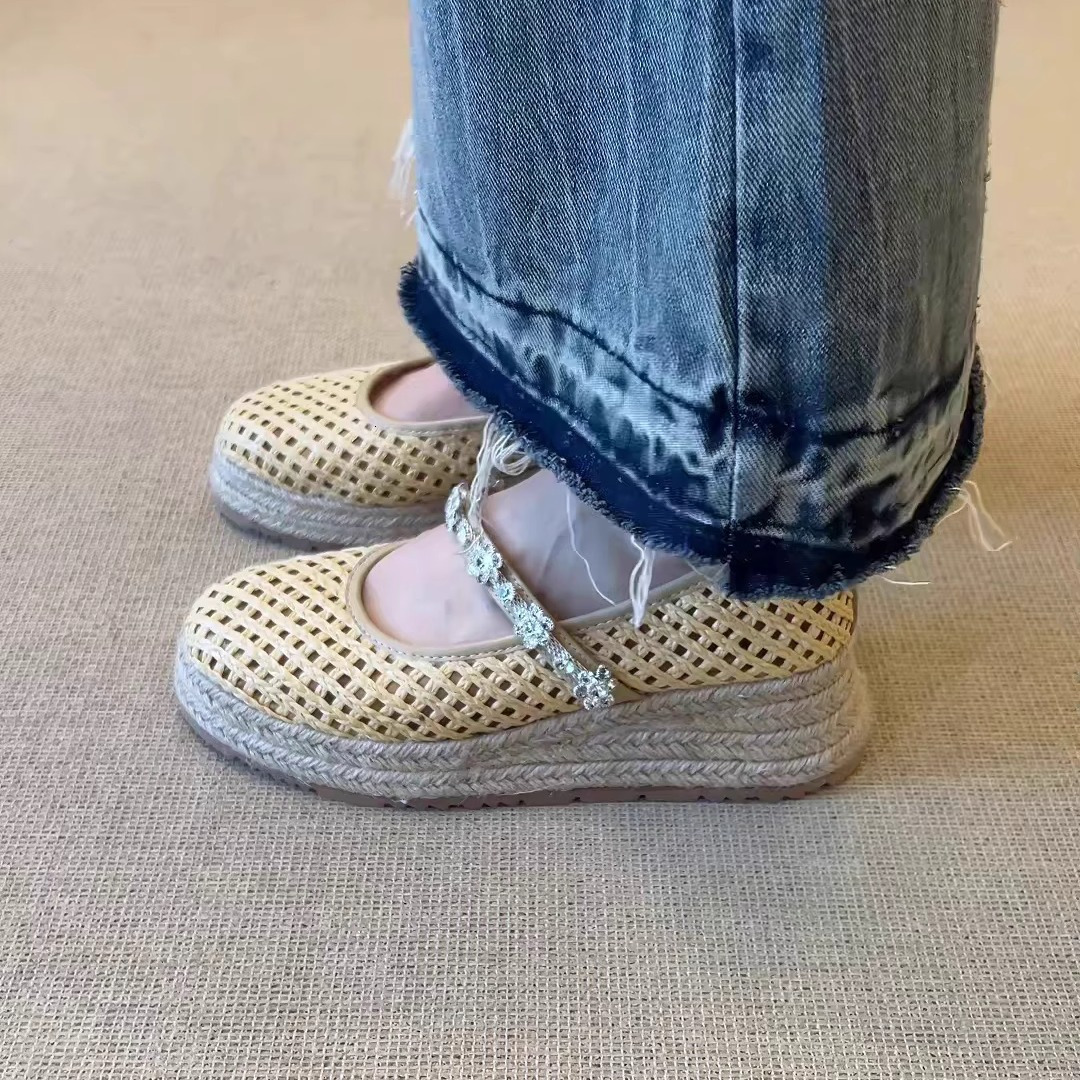 2025 new summer hollowed out thick soled Roman sandals for women, woven with grass and featuring high slope heels and soft soled single shoes