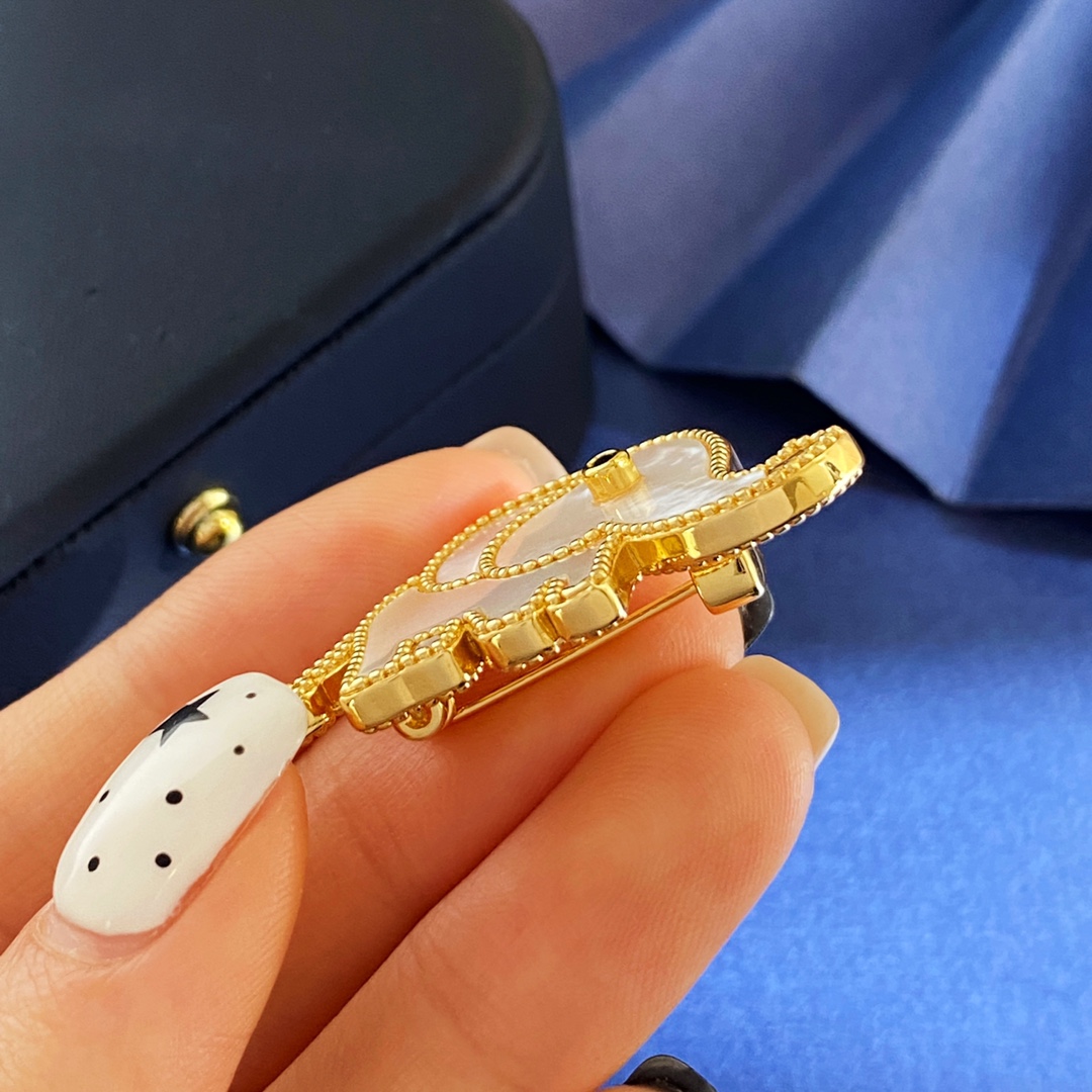 Designer Brooch for Women Elephant Brooch Luxury Jewlery Designer for Women Elegant Timeless Sparkling Statement Gift Premium Exclusive Classic Style