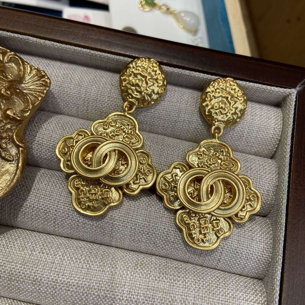 Vintage Gold Plated Letter C Earrings Luxury Clip On Earrings High End Fashion Jewelry For Women Party Wholesale